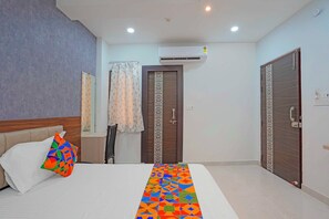 Egyptian cotton sheets, premium bedding, in-room safe, free WiFi - Fabhotel Shri Vishwanath (Varanasi)