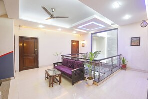 Lobby sitting area - Fabhotel Pooja Residency (Gurugram)