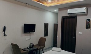Egyptian cotton sheets, premium bedding, in-room safe, free WiFi - Fabhotel Vedika (Kolkata)