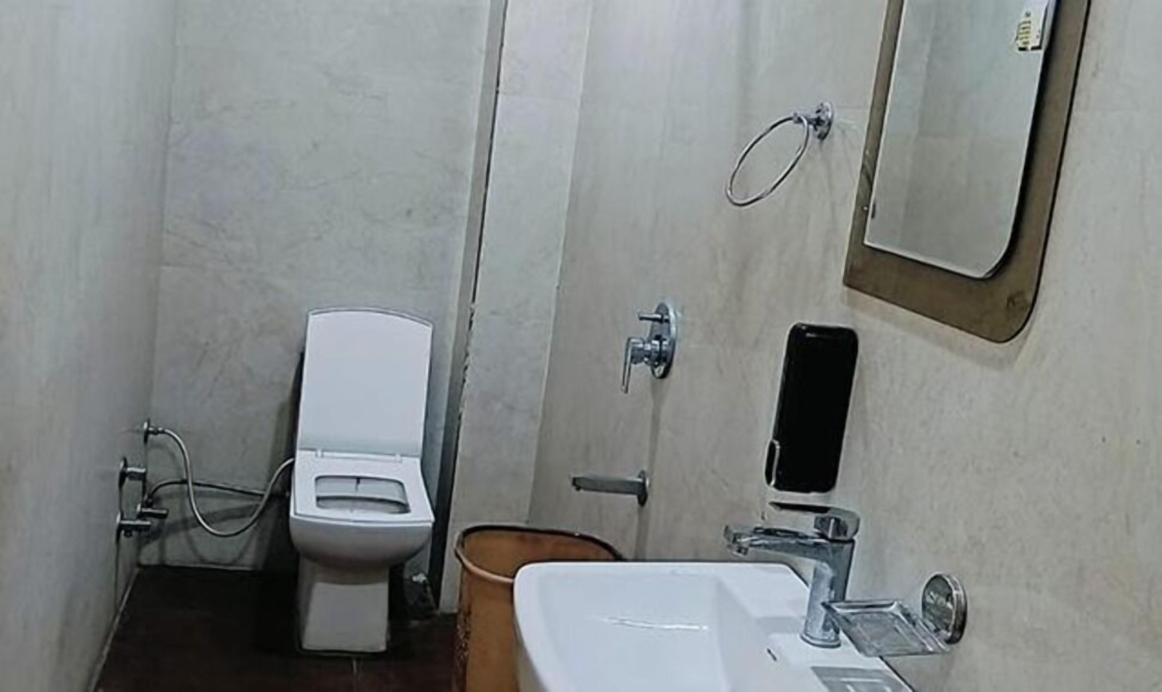 Phòng Deluxe | Phòng tắm | Buồng tắm vòi sen, vòi sen phun mưa, đồ dùng nhà tắm miễn phí 