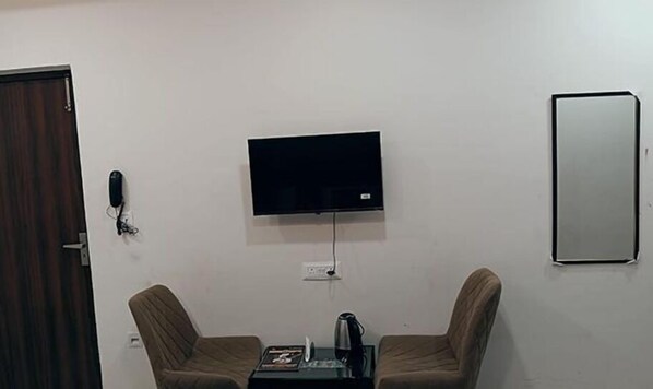 Egyptian cotton sheets, premium bedding, in-room safe, free WiFi - Fabhotel Vedika (Kolkata)