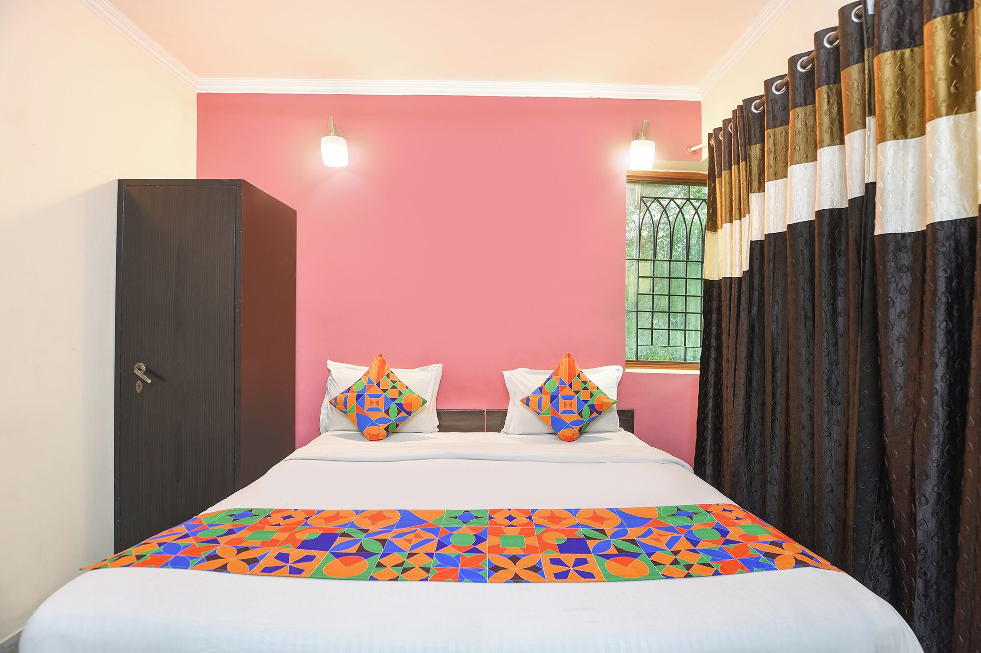 Egyptian cotton sheets, premium bedding, in-room safe, free WiFi