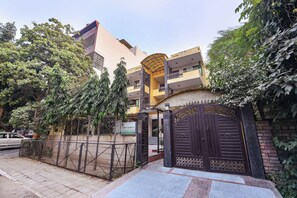 Property entrance - Fabhotel Uk House Residency (Gurugram)