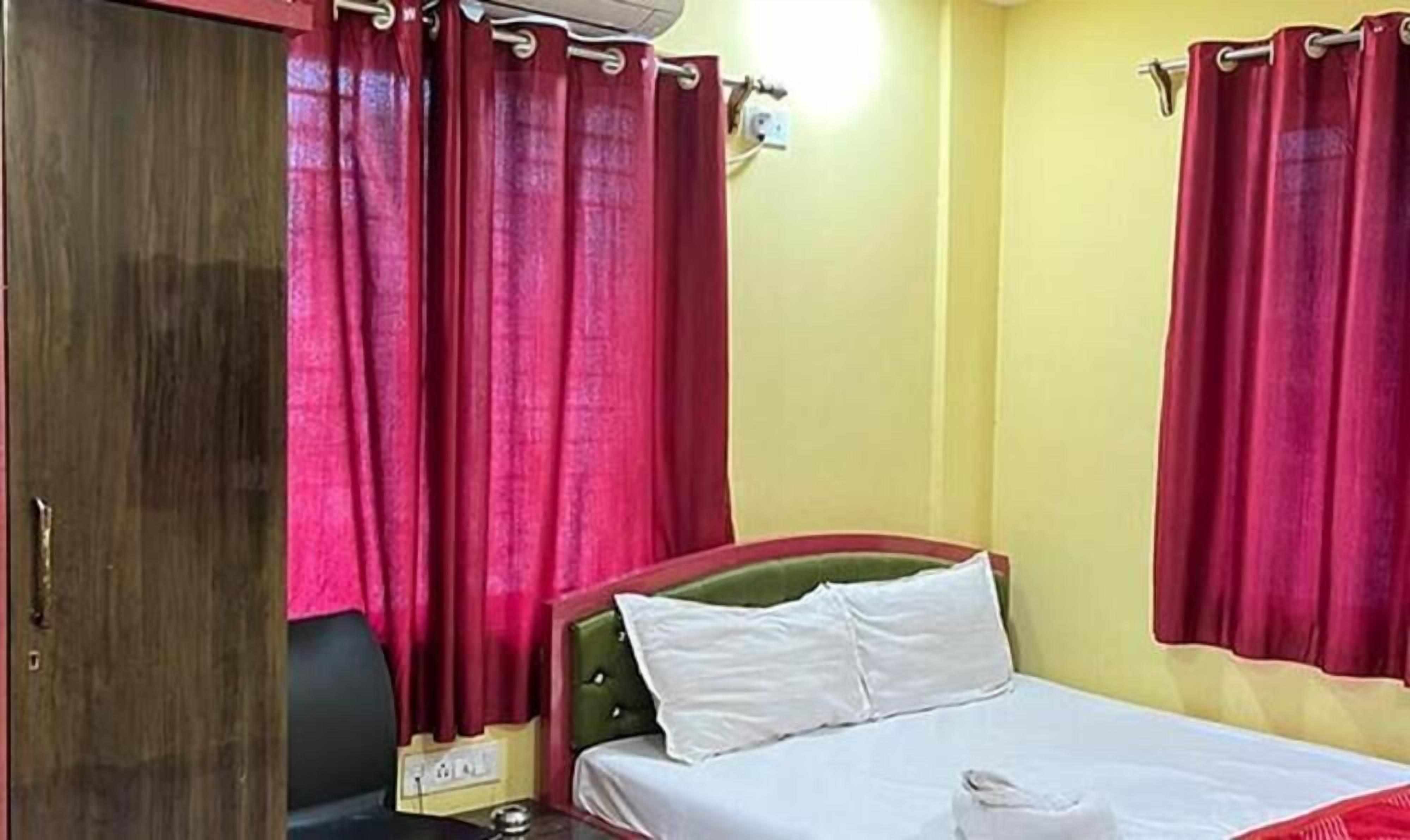 Egyptian cotton sheets, premium bedding, in-room safe, free WiFi