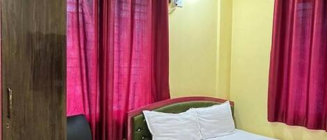 Egyptian cotton sheets, premium bedding, in-room safe, free WiFi