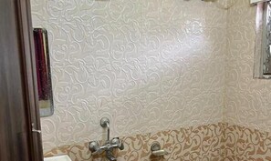 Shower, rainfall showerhead, free toiletries, towels - Fabhotel Asha Inn (Barasat)