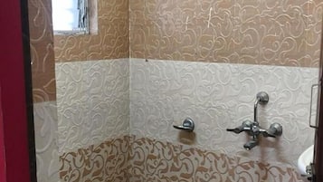 Quarto luxo | Banheiro | Chuveiro, chuveiro com efeito de chuva, produtos de toalete grátis