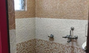 Deluxe Room | Bathroom | Shower, rainfall showerhead, free toiletries, towels - Fabhotel Asha Inn (Barasat)