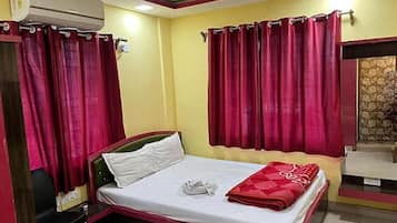 Egyptian cotton sheets, premium bedding, in-room safe, free WiFi