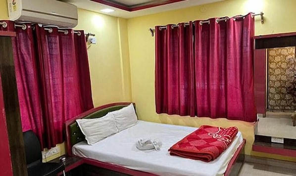 Egyptian cotton sheets, premium bedding, in-room safe, free WiFi