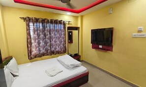 Egyptian cotton sheets, premium bedding, in-room safe, free WiFi - Fabhotel Asha Inn (Barasat)