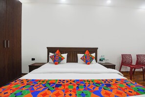 ملاءات من القطن المصري وأغطية فراش متميزة وخزنة داخل الغرفة