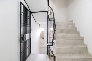 Staircase - Fabhotel The Dream Inn (Faridabad)