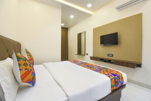 Deluxe Room | Egyptian cotton sheets, premium bedding, in-room safe, free WiFi - Fabhotel Kohinoor Plaza (Chhatrapati Sambhajinagar)