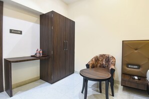 Egyptian cotton sheets, premium bedding, in-room safe, free WiFi - Fabhotel Kohinoor Plaza (Chhatrapati Sambhajinagar)