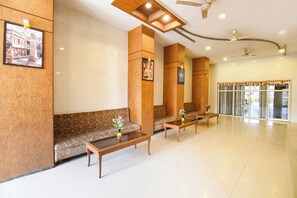 Lobby sitting area - Fabhotel Kohinoor Plaza (Chhatrapati Sambhajinagar)