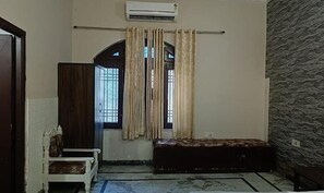 Egyptian cotton sheets, premium bedding, in-room safe, free WiFi - Fabhotel Pink Haveli (Jaipur)