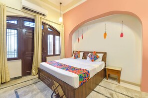 Deluxe Room | Egyptian cotton sheets, premium bedding, in-room safe, free WiFi - Fabhotel Pink Haveli (Jaipur)
