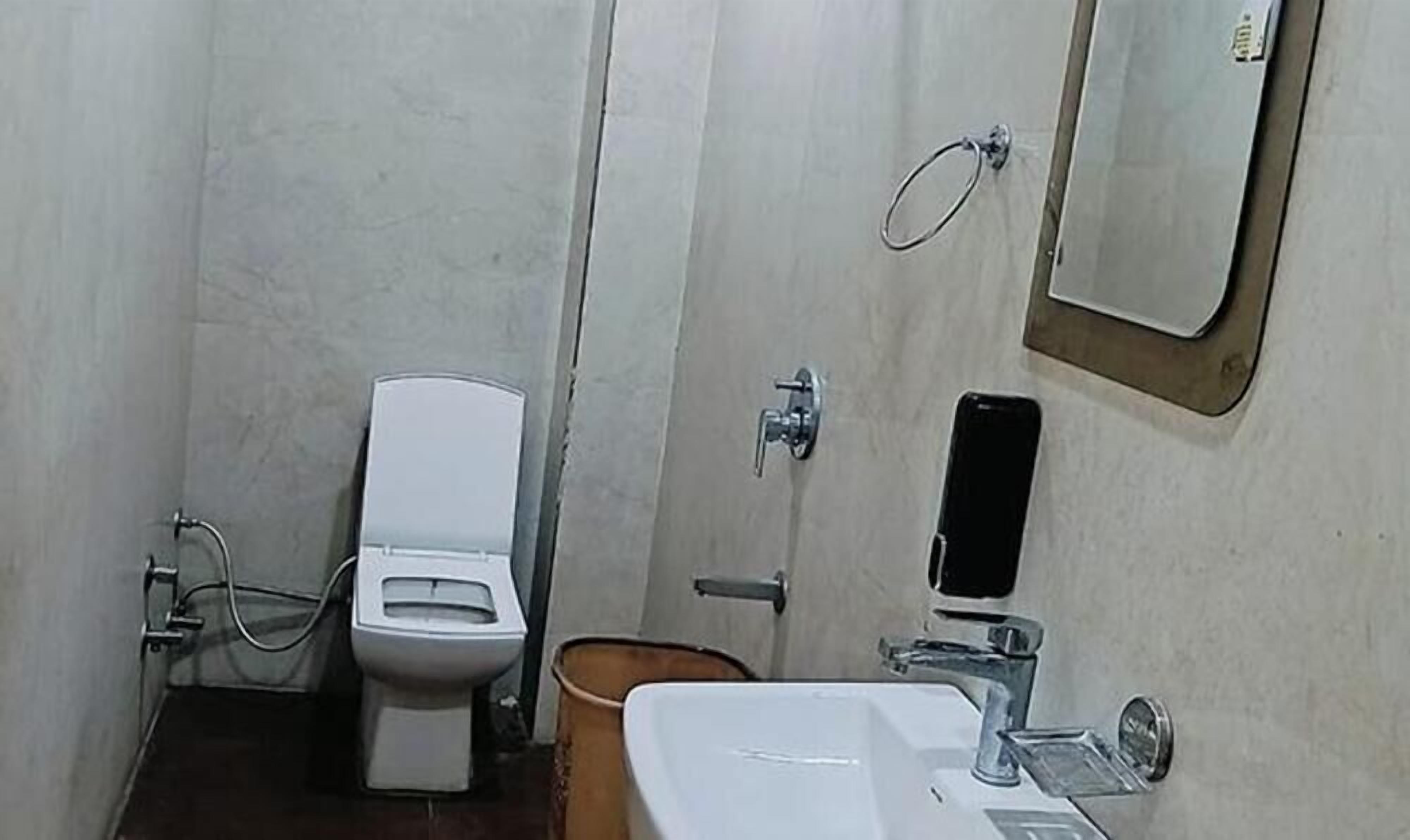 Shower, rainfall showerhead, free toiletries, towels