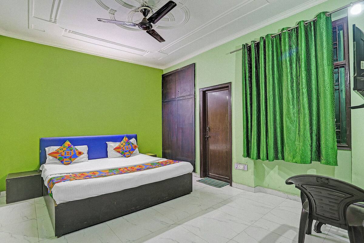 Egyptian cotton sheets, premium bedding, in-room safe, WiFi (free)