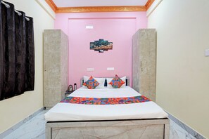 ملاءات من القطن المصري وأغطية فراش متميزة وخزنة داخل الغرفة