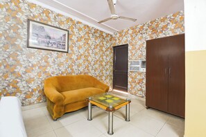 Egyptian cotton sheets, premium bedding, in-room safe, free WiFi - Fabhotel Kalka Residency (New Delhi)