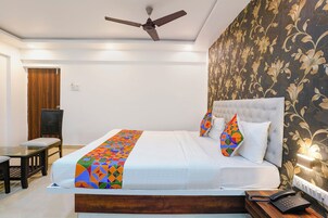 Egyptian cotton sheets, premium bedding, in-room safe, free WiFi