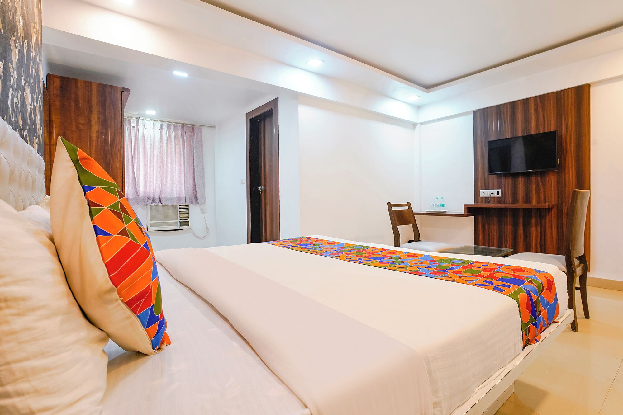 Egyptian cotton sheets, premium bedding, in-room safe, free WiFi