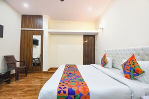 Egyptian cotton sheets, premium bedding, in-room safe, free WiFi - Fabhotel Badal Inn (New Delhi)