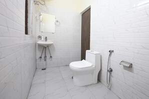 Deluxe Room | Bathroom | Shower, rainfall showerhead, free toiletries, towels - Fabhotel Badal Inn (New Delhi)