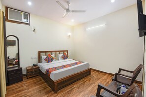Egyptian cotton sheets, premium bedding, in-room safe, free WiFi - Fabhotel Badal Inn (New Delhi)