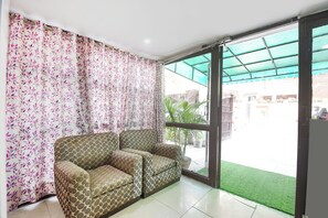 Lobby sitting area - Fabhotel Badal Inn (New Delhi)