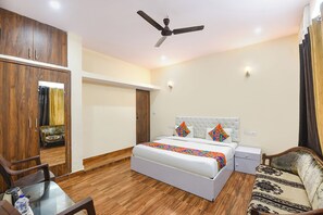 Egyptian cotton sheets, premium bedding, in-room safe, free WiFi - Fabhotel Badal Inn (New Delhi)