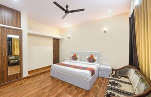 Egyptian cotton sheets, premium bedding, in-room safe, free WiFi - Fabhotel Badal Inn (New Delhi)