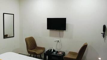 Egyptian cotton sheets, premium bedding, in-room safe, free WiFi