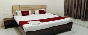 Deluxe Room | Egyptian cotton sheets, premium bedding, in-room safe, free WiFi - Fabhotel Red Pepper (Faridabad)
