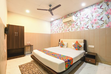 Egyptian cotton sheets, premium bedding, in-room safe, free WiFi. Fabhotel Impression