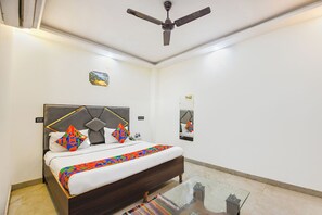 Egyptian cotton sheets, premium bedding, in-room safe, free WiFi - Fabhotel Impression (New Delhi)