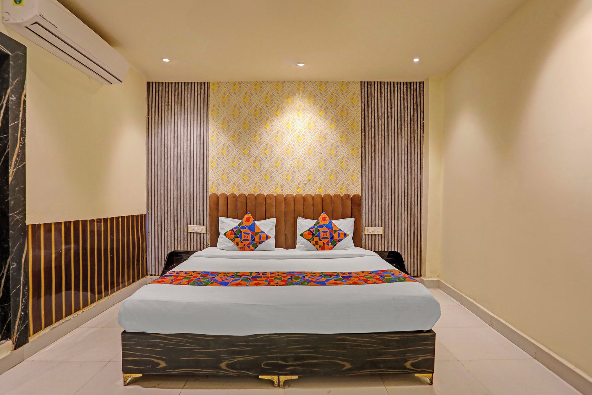 Egyptian cotton sheets, premium bedding, in-room safe, free WiFi