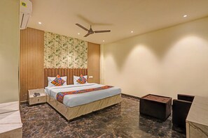 Egyptian cotton sheets, premium bedding, in-room safe, free WiFi - Fabhotel New R Inn (Prayagraj)