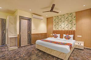 Egyptian cotton sheets, premium bedding, in-room safe, free WiFi - Fabhotel New R Inn (Prayagraj)