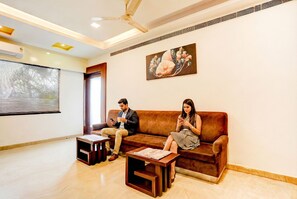 Lobby sitting area - Fabhotel Suncity (Penumuluru)