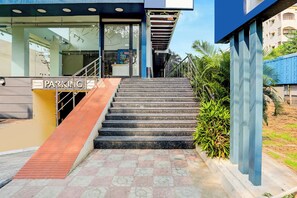 Property entrance - Fabhotel Suncity (Penumuluru)