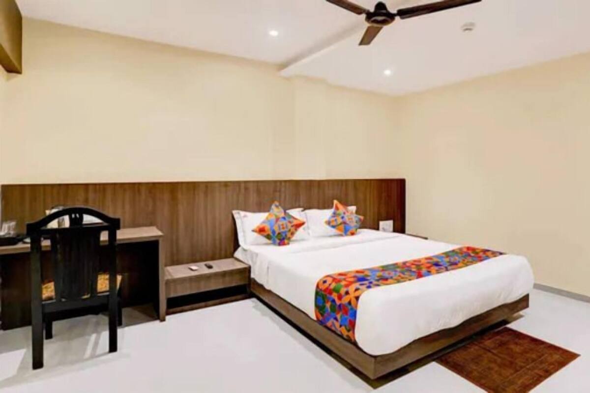 Egyptian cotton sheets, premium bedding, in-room safe, free WiFi
