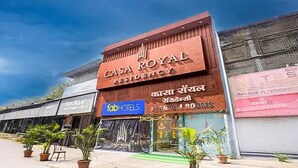 Un immeuble portant une enseigne « Casa Royal Residency » et le logo de FabHotels, ce qui indique qu’il s’agit d’un hôtel.