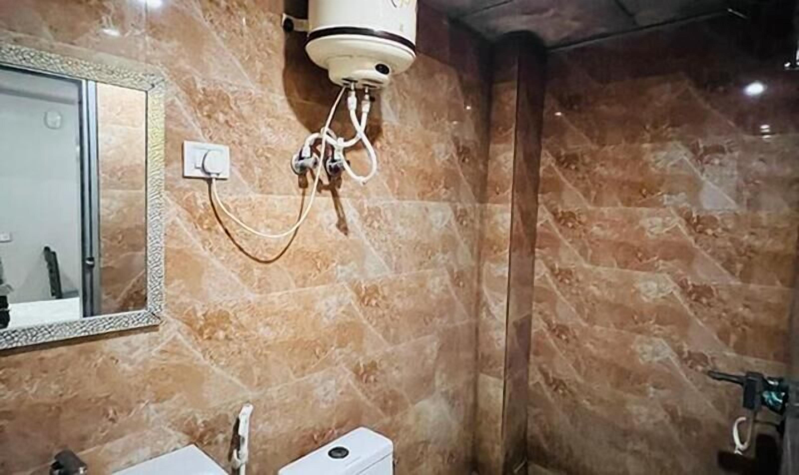 Shower, rainfall showerhead, free toiletries, towels