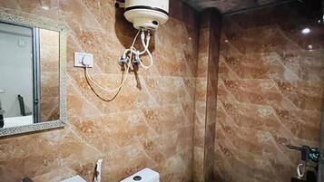 Shower, rainfall showerhead, free toiletries, towels