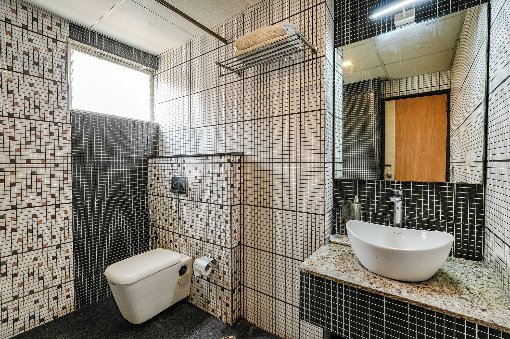 Chuveiro, chuveiro com efeito de chuva, produtos de toalete grátis 