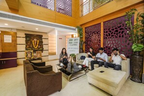 Lobby sitting area - Fabhotel Upstream Mysore Road (Bengaluru)