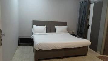 Egyptian cotton sheets, premium bedding, in-room safe, free WiFi